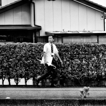 homme-marchant-parapluie