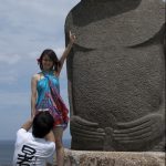 Pouvoir estival des Japonaises sur les statues