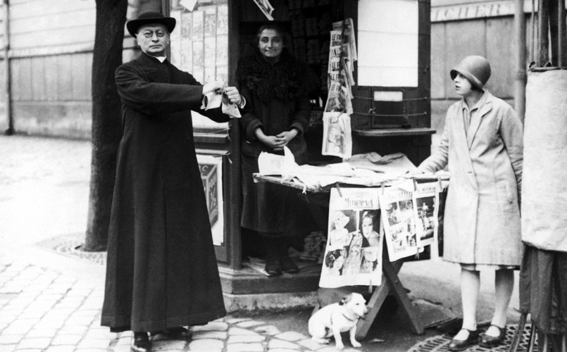 France.Paris.L'Abbé Bethléem lacérant des journaux licencieux, années 1920